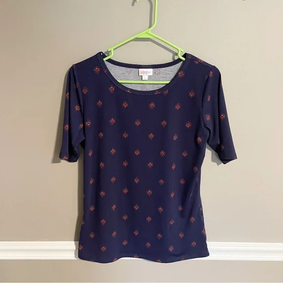 ⭐️4 for $10⭐️ Lularoe Short Sleeve T Shirt. Women’s Large Navy / Red Shirt. - Picture 3 of 9